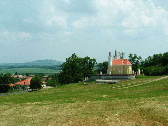 A sitkei kálváriakápolna és a Ság-hegy