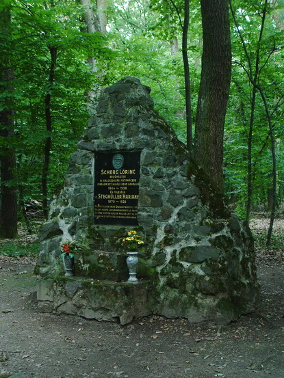 A Scherg házaspár síremléke a Farkas-erdőben