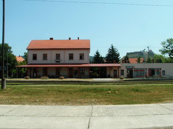 A vasútállomás és a Sümegi vár