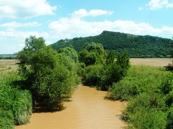 A Bódva-folyó háttérben az Esztramos-heggyel