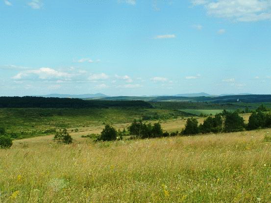 A Barakonyi-hegy fennsíkjáról már látszanak a zempléni hegyek