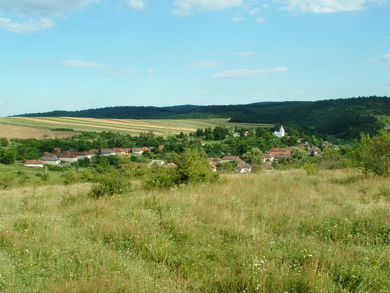 Feltűnt előttünk a völgyben Rakacaszend