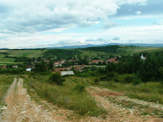 Visszapillantás a domboldalból Rakacaszendre