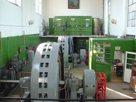 A Gibárti vízierőmű gépterme a generátorokkal