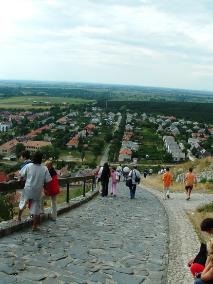 Visszatekintés a vár meredek feljáróútjáról Visszatekintés a vár meredek feljáróútjáról