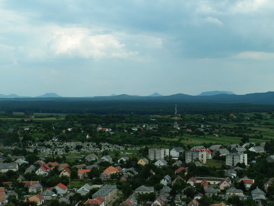Kilátás a várból a még távoli tanúhegyekre Kilátás a várból a még távoli tanúhegyekre