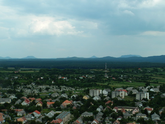 Kilátás a várból a még távoli tanúhegyekre