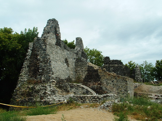 Tátika várának romjai