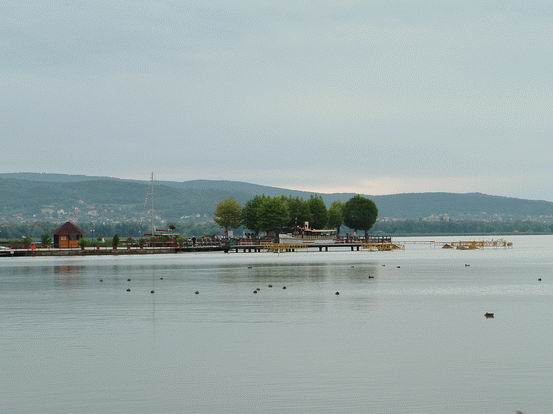 Kilátás a Balatonra a néptelen strandról