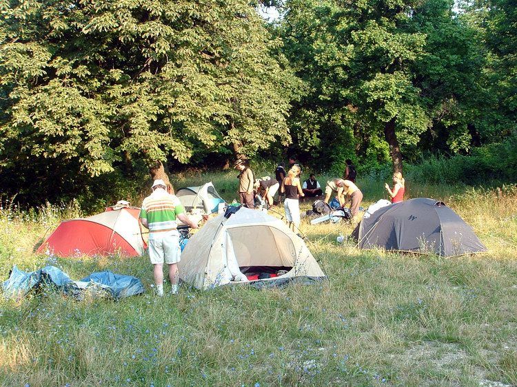Szent István Vándorlás - Reggeli készülődés a Kevély-nyeregben Szent István Vándorlás - Reggeli készülődés a Kevély-nyeregben
