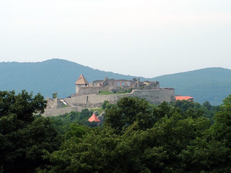 A Fellegvár látképe a Vadászcsárda teraszáról