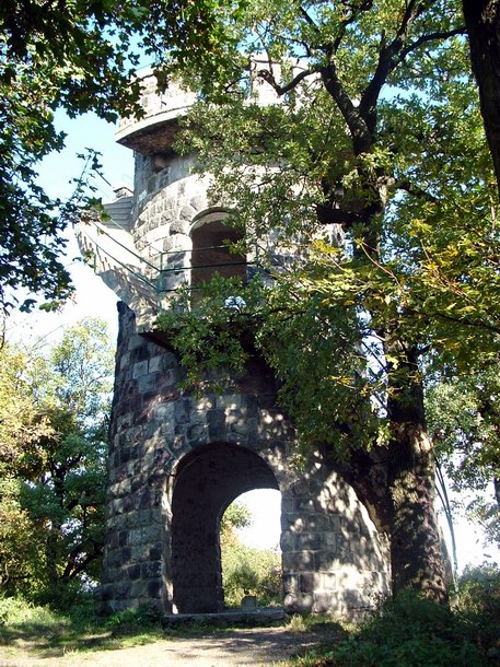 A Hegyes-tető csúcsán áll a Julianus-kilátó tornya