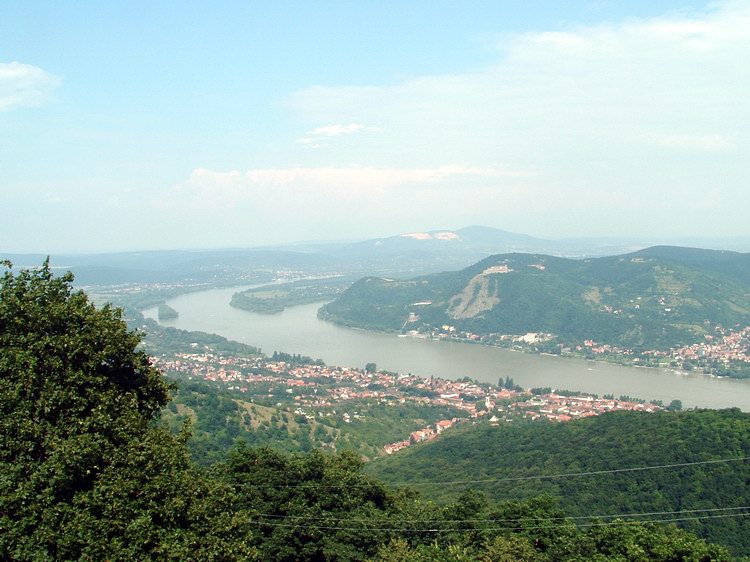 Panoráma a Julianus-kilátóból a Nagymarosra és Visegrádra