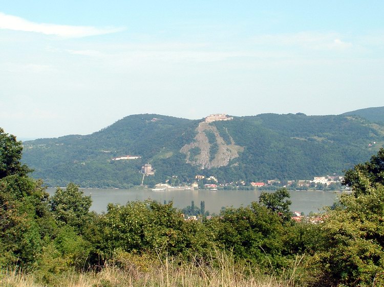 A Köves-mezőről jól látható a visegrádi oldalon a Fellegvár