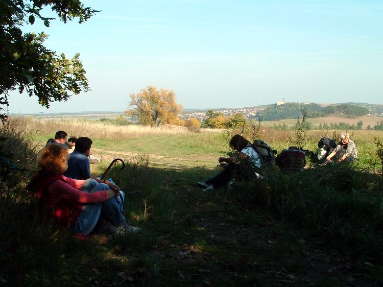 Pihenő az erdőszélen. Innen már látható Nógrád vára.