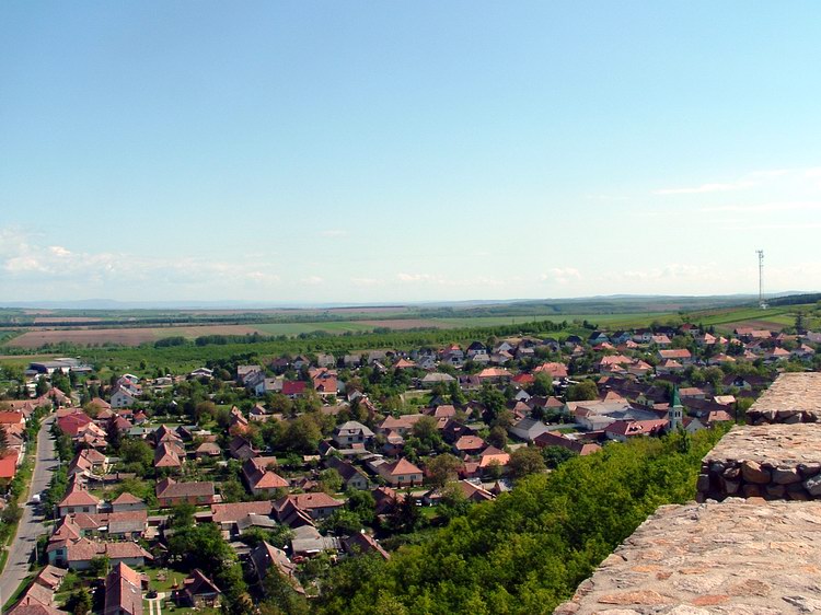 Kilátás a várfalakról a falura