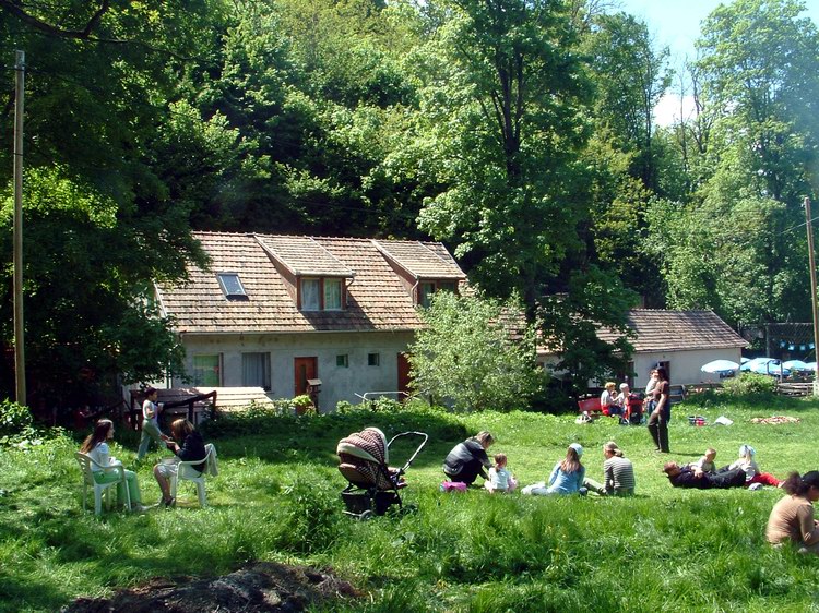 Piknikező családok az Irma-forrás melletti réten