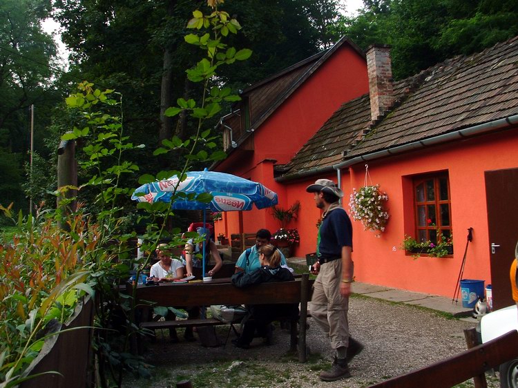 Reggeli pihenő az Irma-forrás melletti kocsma-vendéglőben