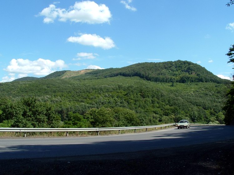 A Naszály látképe a 2-es főútról