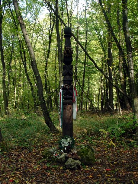 A Rockenbauer Pál kopjafa a Naszály oldalában áll