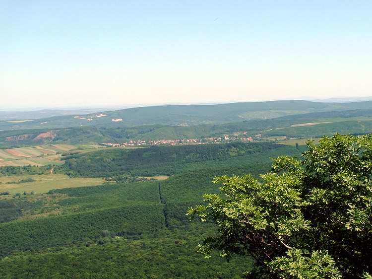 Kilátás a Naszály oldalából Ősagárdra