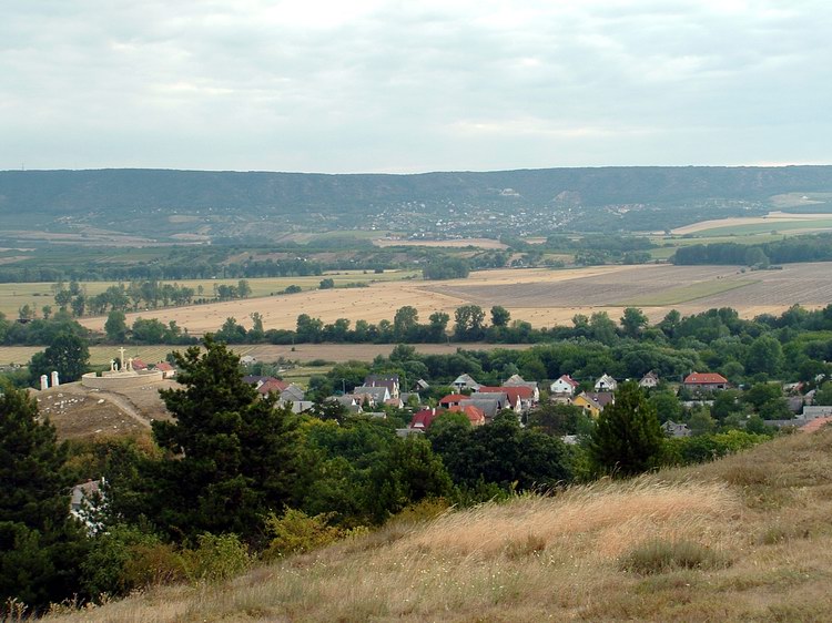 Bodajk - A falu és a Móri-árok látképe a Kesellő-domb tetejéről
