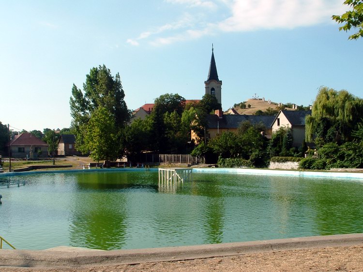 Bodajk - A Tófürdő háttérben a Kálvária-dombbal