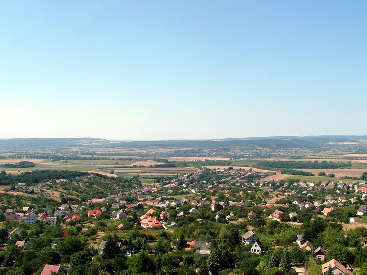 Csókakő vára - Kilátás a várfalakról a falura és a Móri-árok síkságára