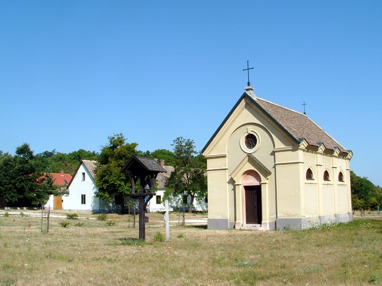 Kőhányáspuszta - Előtérben az Esterházy-kápolna a haranglábbal, a háttérben a turistaház épülete látható