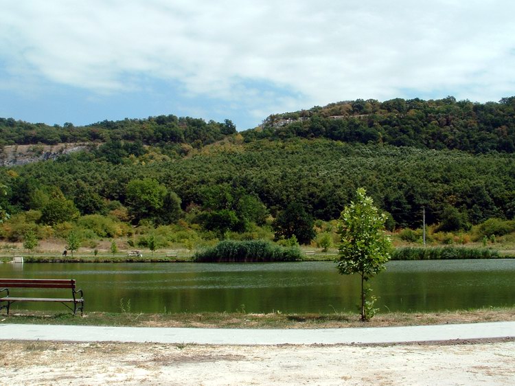 Várgesztes - Kilátás a faluszéli kis tótól a Zsigmond-kő sziklás homlokára