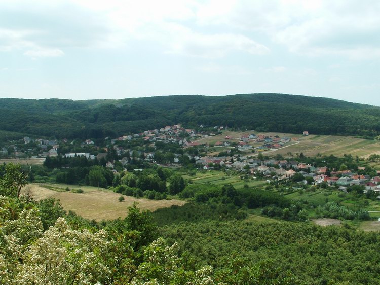 Várgesztes - Kilátás a Zsigmond-kőről a falura és Gesztesvárra