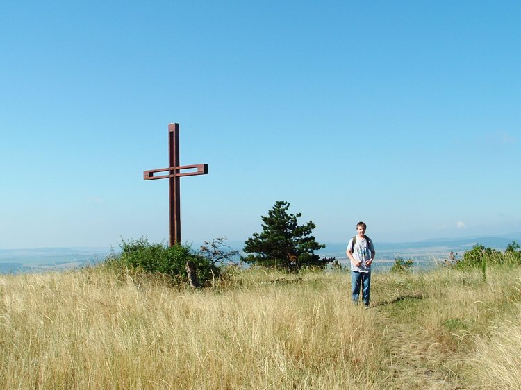 Nagy-Gete - a 455 méter magas csúcson álló kereszt tövében Nagy-Gete - a 455 méter magas csúcson álló kereszt tövében