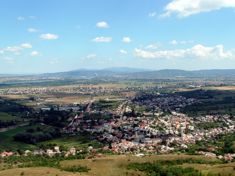 Hegyes-kő - Kilátás a csúcsról Tokod és a távoli Esztergom felé Hegyes-kő - Kilátás a csúcsról Tokod és a távoli Esztergom felé