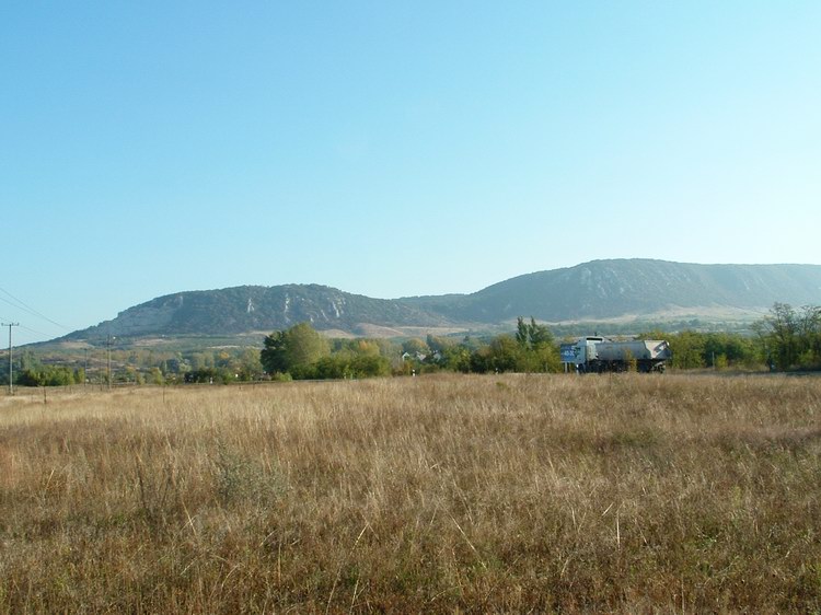 A Kétágú-hegy látképe a Dorogot elkerülő 117-es út mellől