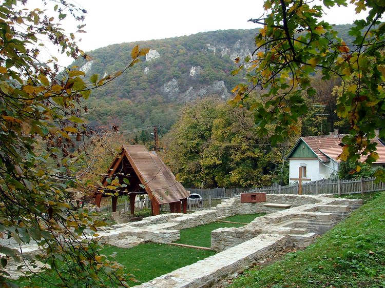 Klastrompuszta - A kolostor romjai mögöttük a volt turistaház épületével, a háttérben a Pilis oldalában pedig a Klastrom-szirtek láthatóak