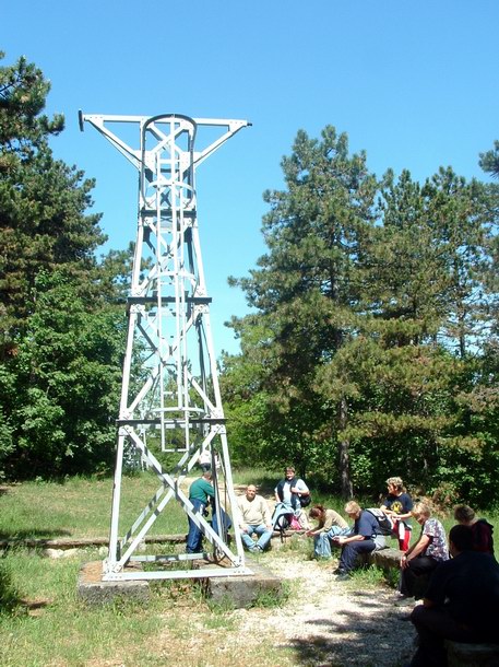 Zsíros-hegy - Pihenő turistacsoport a mementóként meghagyott csillesor oszlopának tövében