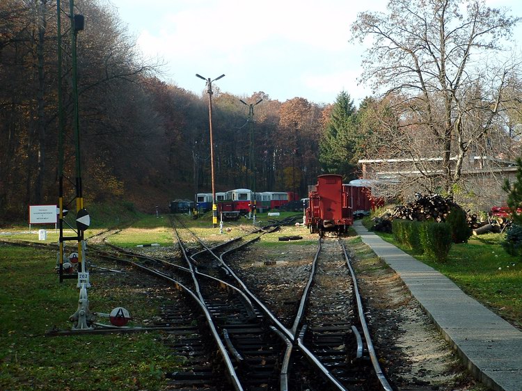 Hűvösvölgy - Pihenőn a Gyermekvasút szerelvényei