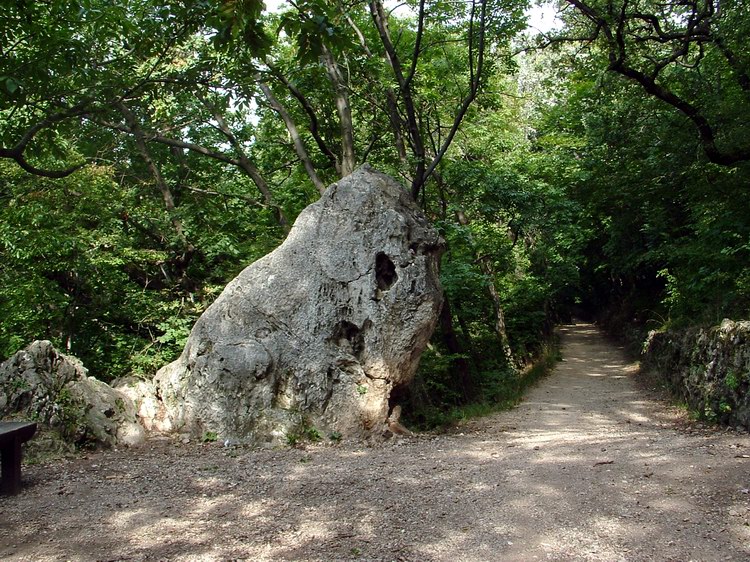 A sétány mellett áll őrt az Oroszlán-szikla