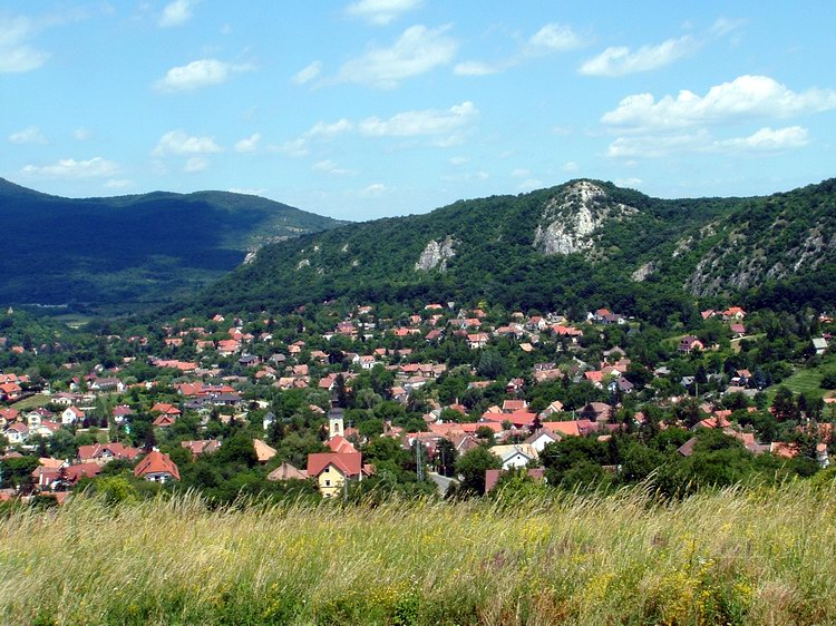 Kilátás a Csobánkai-nyeregből a falura és a mögötte álló Oszolyra