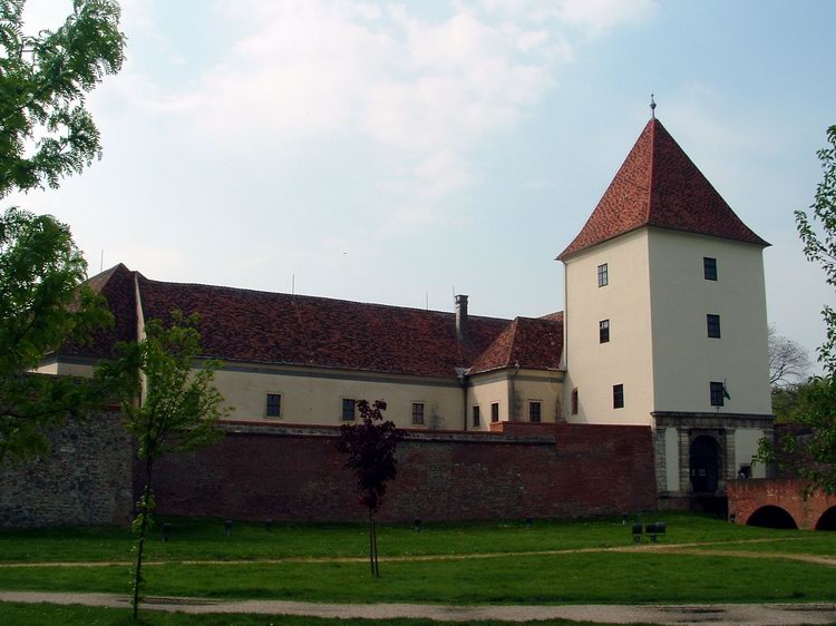 Sárvár - A Nádasdy vár. Átvágtam a mellette fekvő parkon