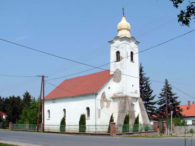 Gérce - A főutcán áll a megerősített tornyú templom