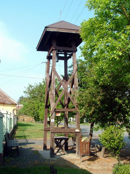 Kisvásárhely - A fából ácsolt harangláb oldalán található a kéktúra pecsét dobozkája Kisvásárhely - A fából ácsolt harangláb oldalán található a kéktúra pecsét dobozkája