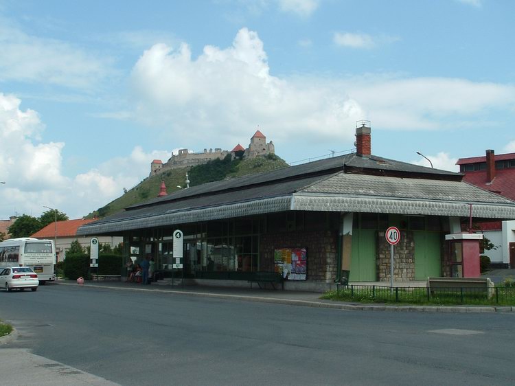 Sümeg - A vár a város számtalan pontjáról látható, most éppen az autóbusz állomás épülete felett tűnik fel