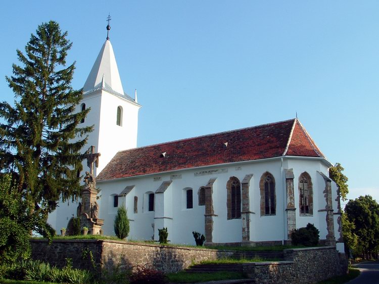 Zalaszántó - A katolikus templom. Jól láthatóak a hajó román kori és a szentély gótikus ablakai. Zalaszántó - A katolikus templom. Jól láthatóak a hajó román kori és a szentély gótikus ablakai.