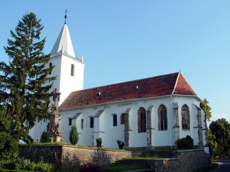 Zalaszántó - A katolikus templom. Jól láthatóak a hajó román kori és a szentély gótikus ablakai.