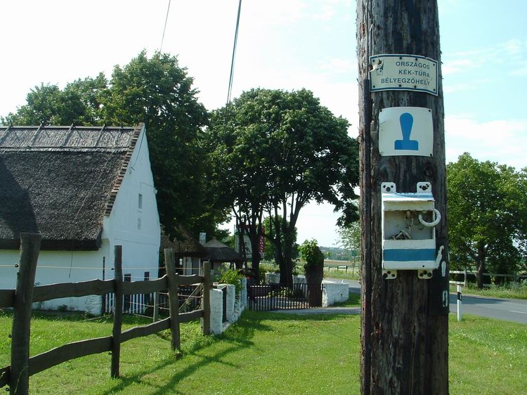 Kéktúra pecsételőhely a Gyöngyösi csárda mellett, az országút szélén