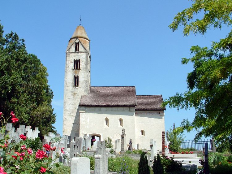 Az egregyi Árpád-kori templomnál Az egregyi Árpád-kori templomnál