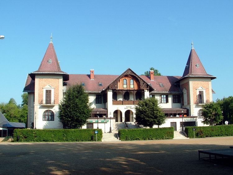 Keszthely - A Hullám Szálló öreg épülete közvetlenül a kikötő mögött áll. Ez volt a Balaton egyik legelső szállodája! Keszthely - A Hullám Szálló öreg épülete közvetlenül a kikötő mögött áll. Ez volt a Balaton egyik legelső szállodája!