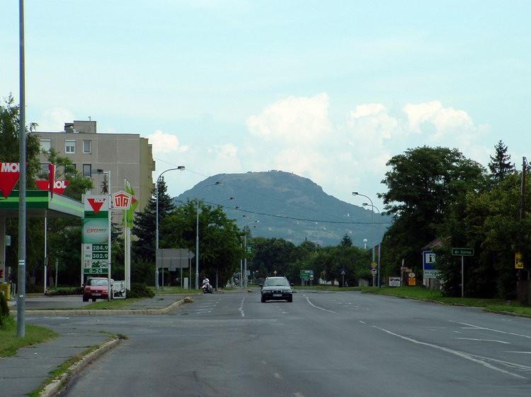 Tapolca - Innen úgy tűnik, az út szinte nekiszalad a Csobáncnak (a kép erős zommal készült)