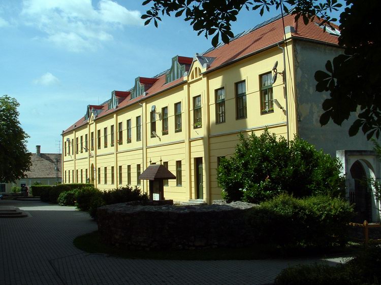 Tapolca - A vár romjaira épült az iskola Tapolca - A vár romjaira épült az iskola